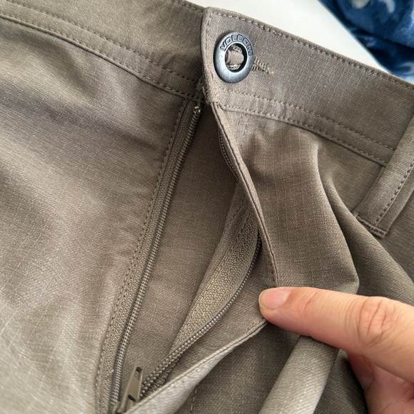 Volcom Men's Charcoal Flat Front Shorts (NWT) - Picture 14 of 14